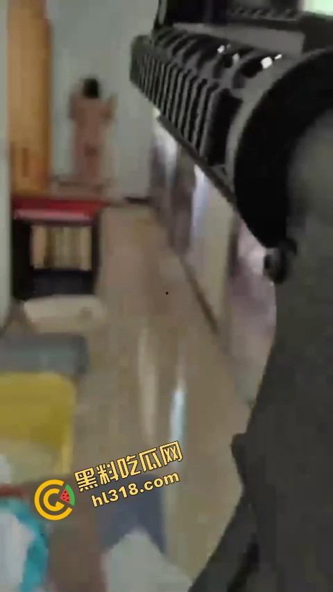 腻味了普通操？和女友玩点新花样，BB枪啪啪射屁屁，女朋友扭着骚臀一边浪叫一边喊！-8