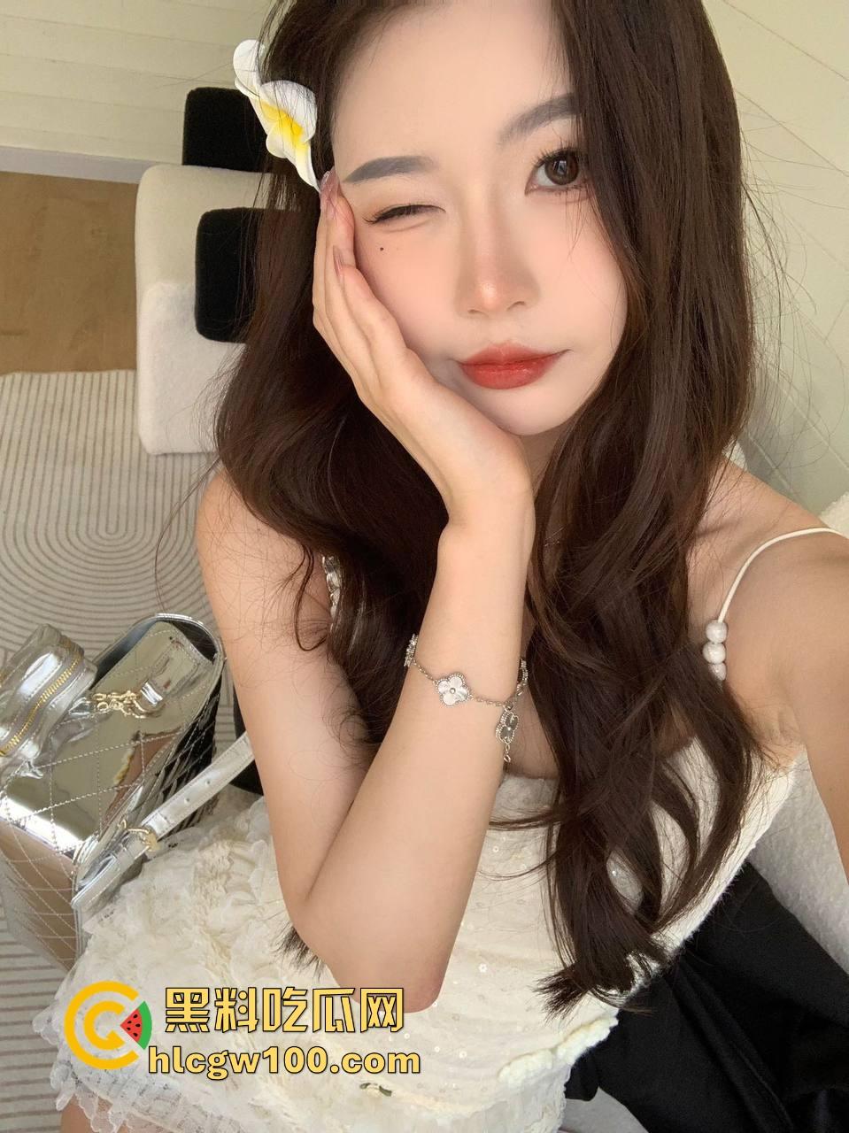 富哥希尔顿酒店大战三骚货 一个鸡巴三张嘴抢着舔 抢不到的母狗直接趴地舔脚 服务拉满谁看了不酸？-10