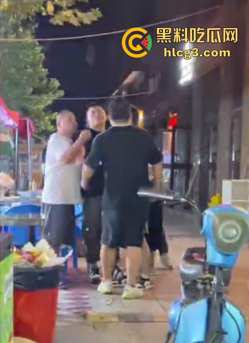 不作死就不会死！女孩烧烤店遭遇性骚扰 男友和其发生冲突对方态度却十分嚣张！-5