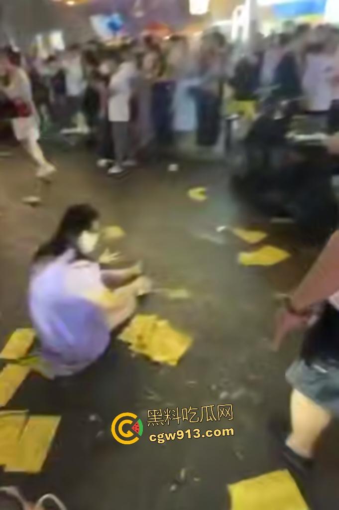 9月6日武汉江汉路车祸！苏A醉驾狂魔中元节化身人间杀器，冲撞行人，最少死伤七八个，是不是鬼上身了？-3