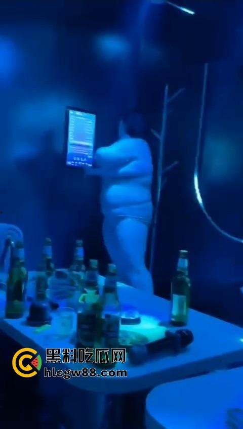 熟透了的熟妇舞娘KTV火力全开！一上台就扭得台下爆炸现场全是荷尔蒙味，气氛嗨到顶，这熟货真是骚出汁了！-11