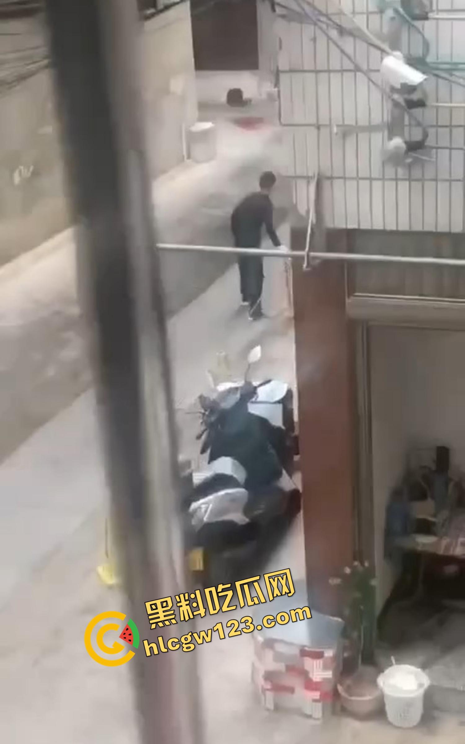 玉溪东风广场持刀砍人事件，押金纠纷升级成街头血案，房东拐杖怒砸，租客反手一刀劈下去这钱，是拿命抵的？-1