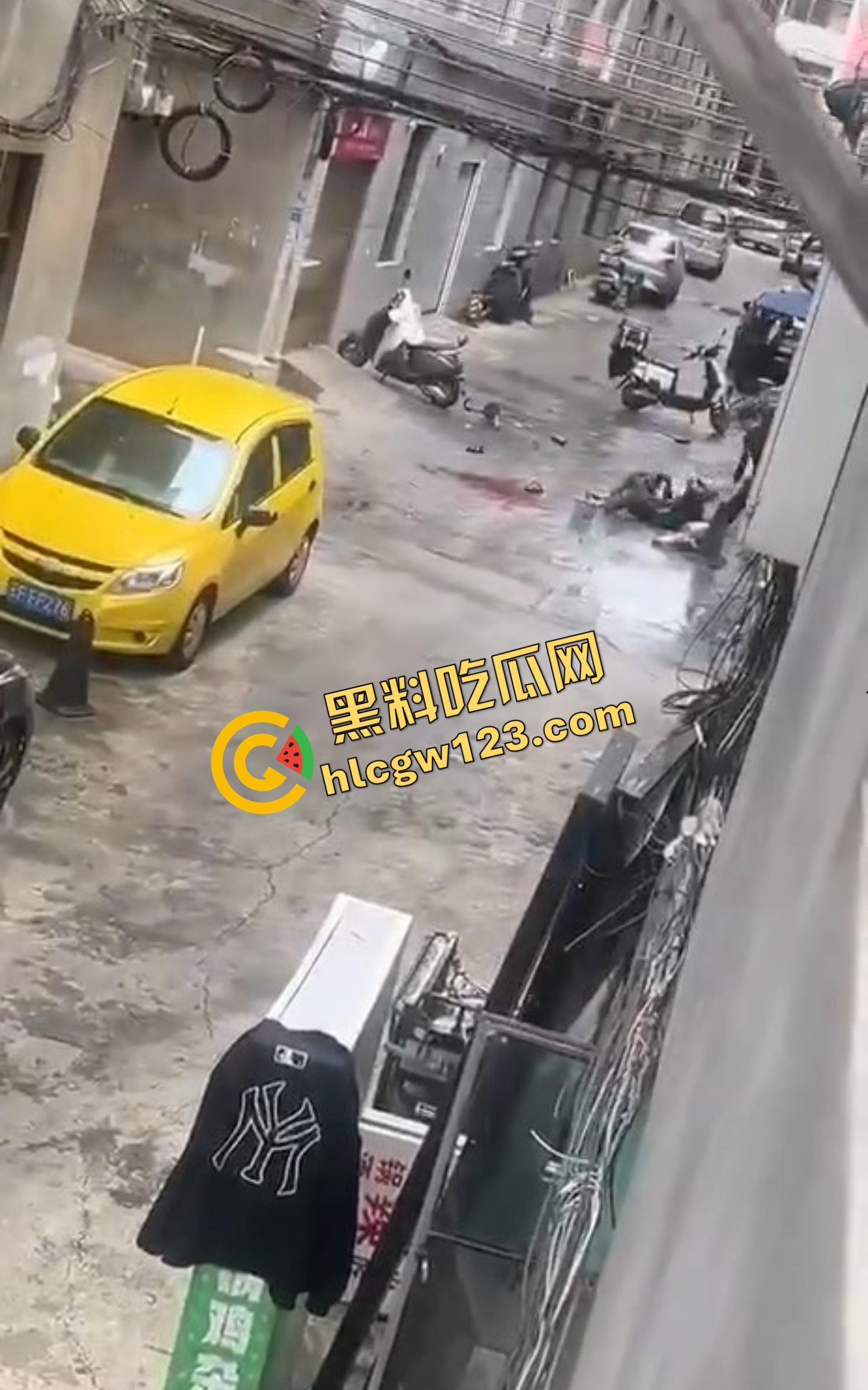 玉溪东风广场持刀砍人事件，押金纠纷升级成街头血案，房东拐杖怒砸，租客反手一刀劈下去这钱，是拿命抵的？-6