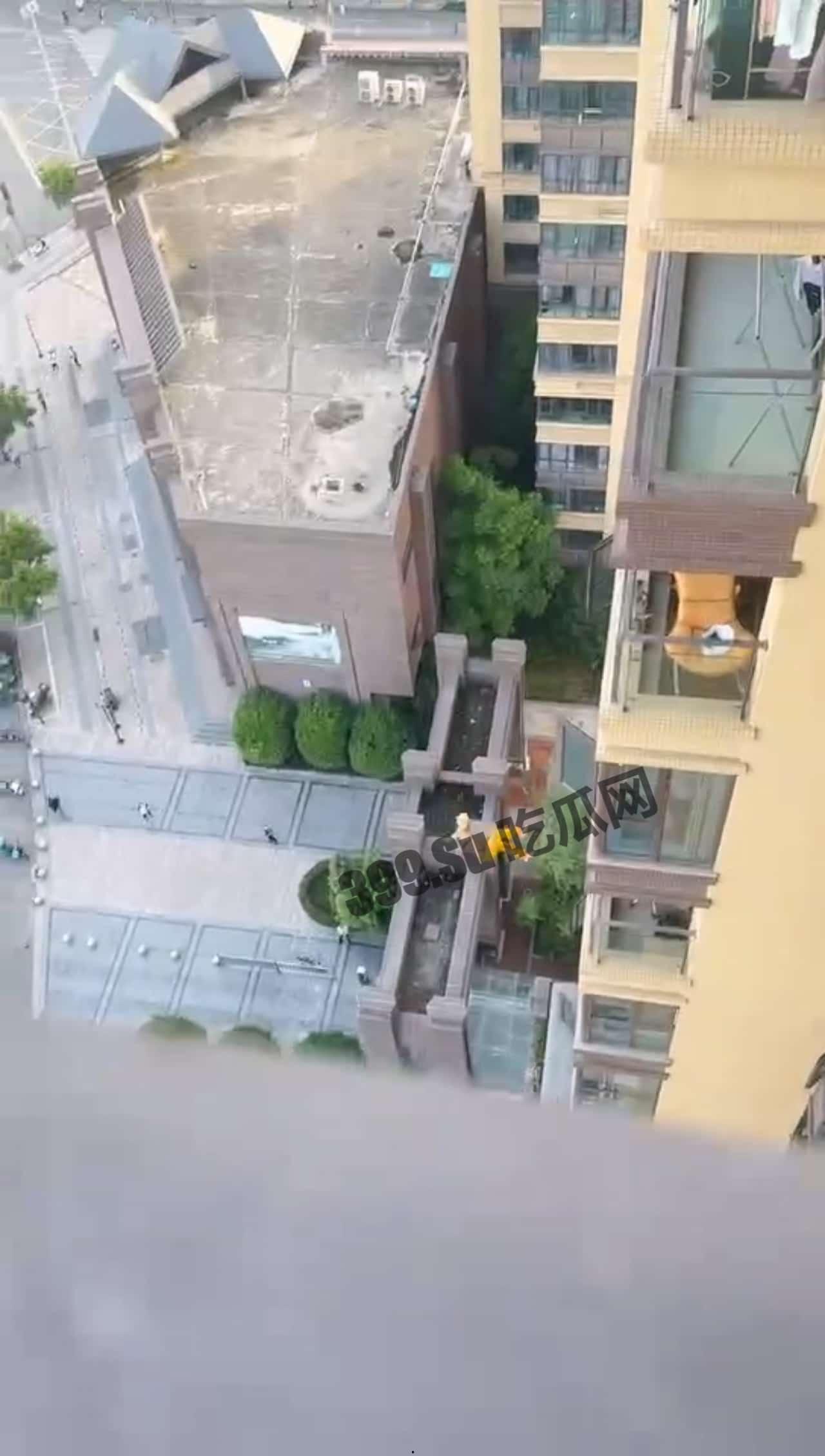 成都 优山居小区 出轨 偷情 健身男子去女方家偷情，不料男方回家躲窗外自由落体-10