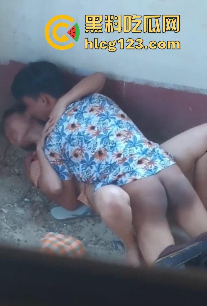 牛子操作拉满！废弃房屋里的激情野战，情侣无套激战被偷拍，玩得真是够野！-4