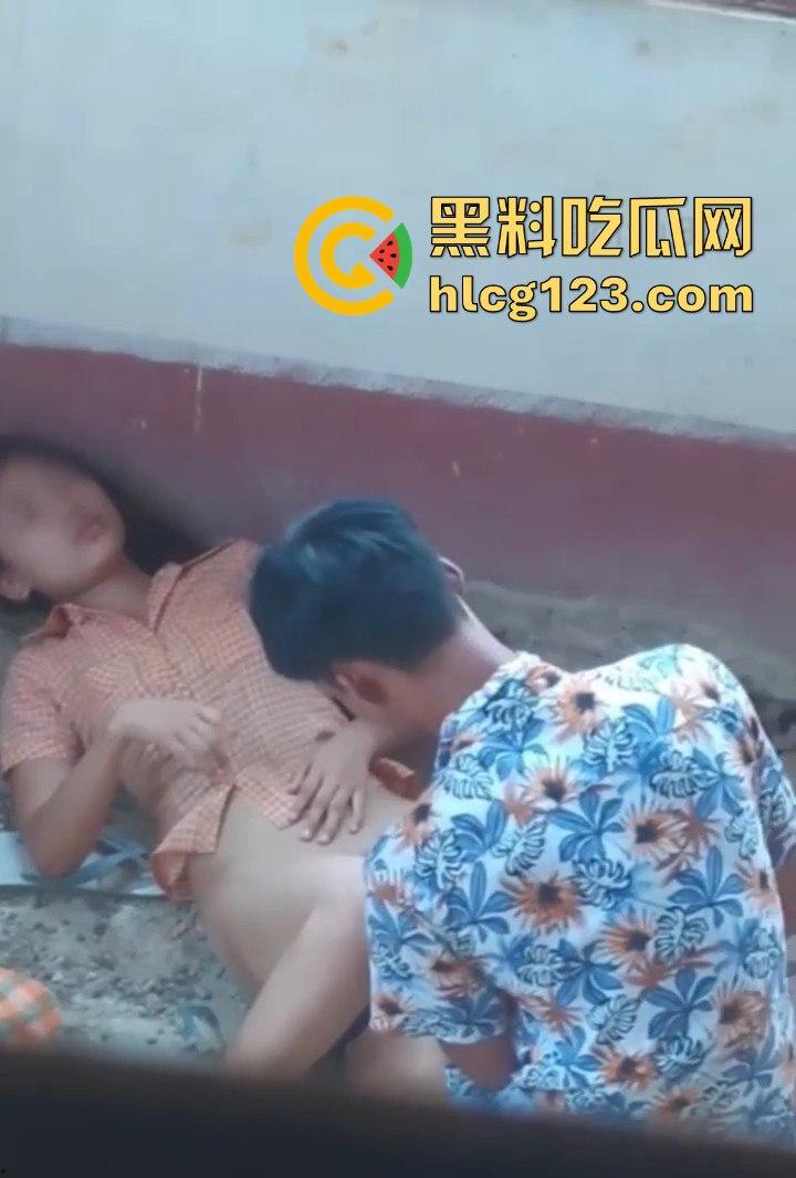 牛子操作拉满！废弃房屋里的激情野战，情侣无套激战被偷拍，玩得真是够野！-6