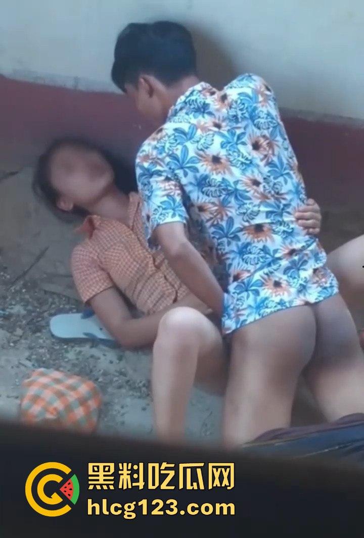 牛子操作拉满！废弃房屋里的激情野战，情侣无套激战被偷拍，玩得真是够野！-9