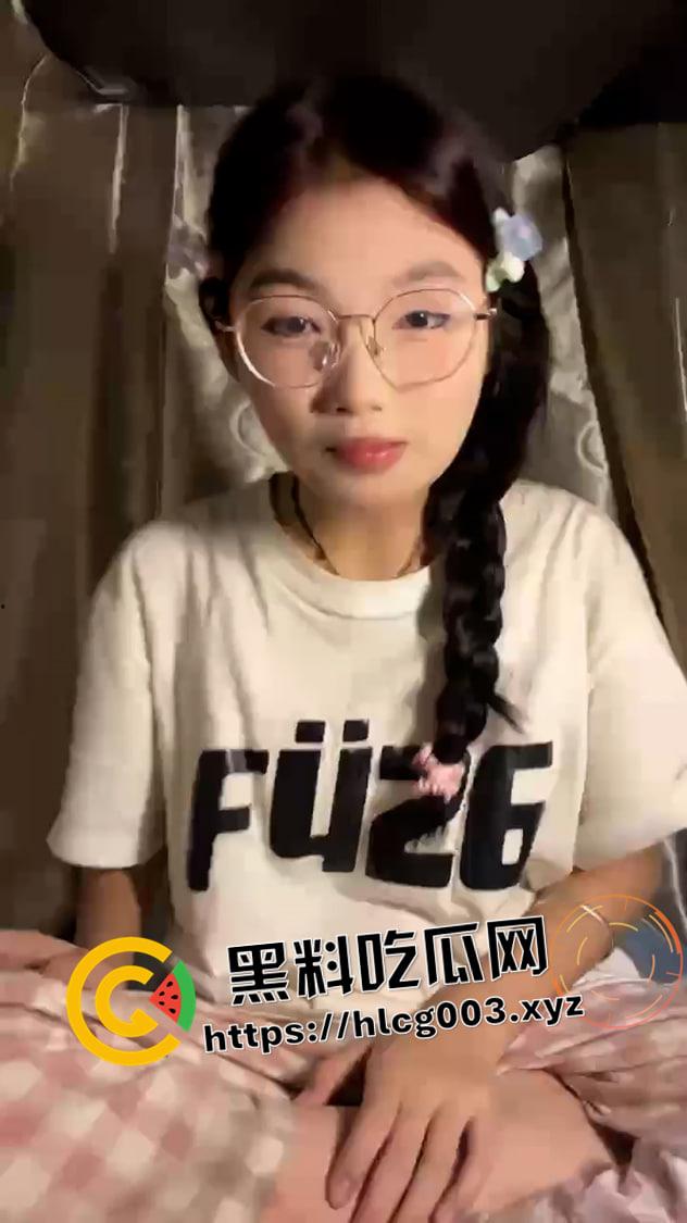 甜美女大学生宿舍直播网调!超甜妹妹自慰毒龙 白眼高潮 差点被舍友发现 付费直播流出-2