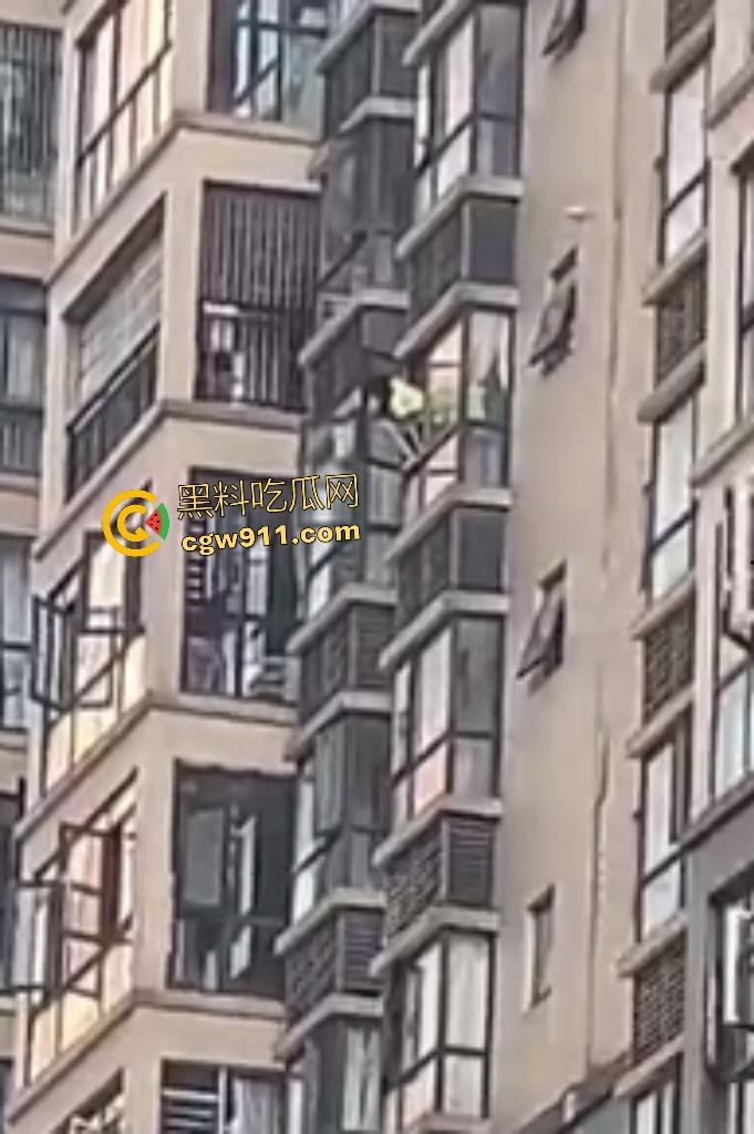 湖南武冈新广场跳楼惨剧！少女与姐姐吵架跳楼，围观万人悲喊“不要跳”，最后充气垫救命还是断腿！-7