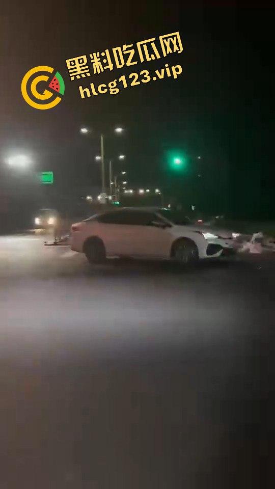 女骑手正常行驶被傻逼左转车撞飞，空中旋转一圈鞋都甩没了，男友赶来还被司机骂傻逼！-4