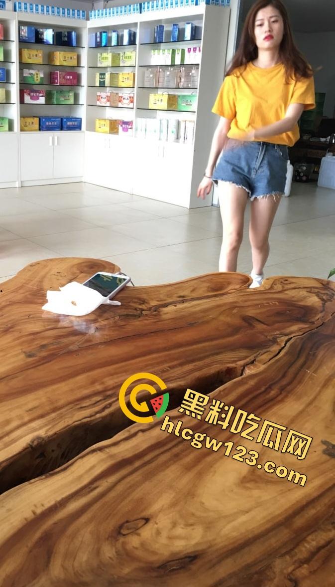 海角王者神级操作震惊全网孝子！迷晕亲妈趁父不在狂操肥B，完事后又向同学炫耀战利品！-2