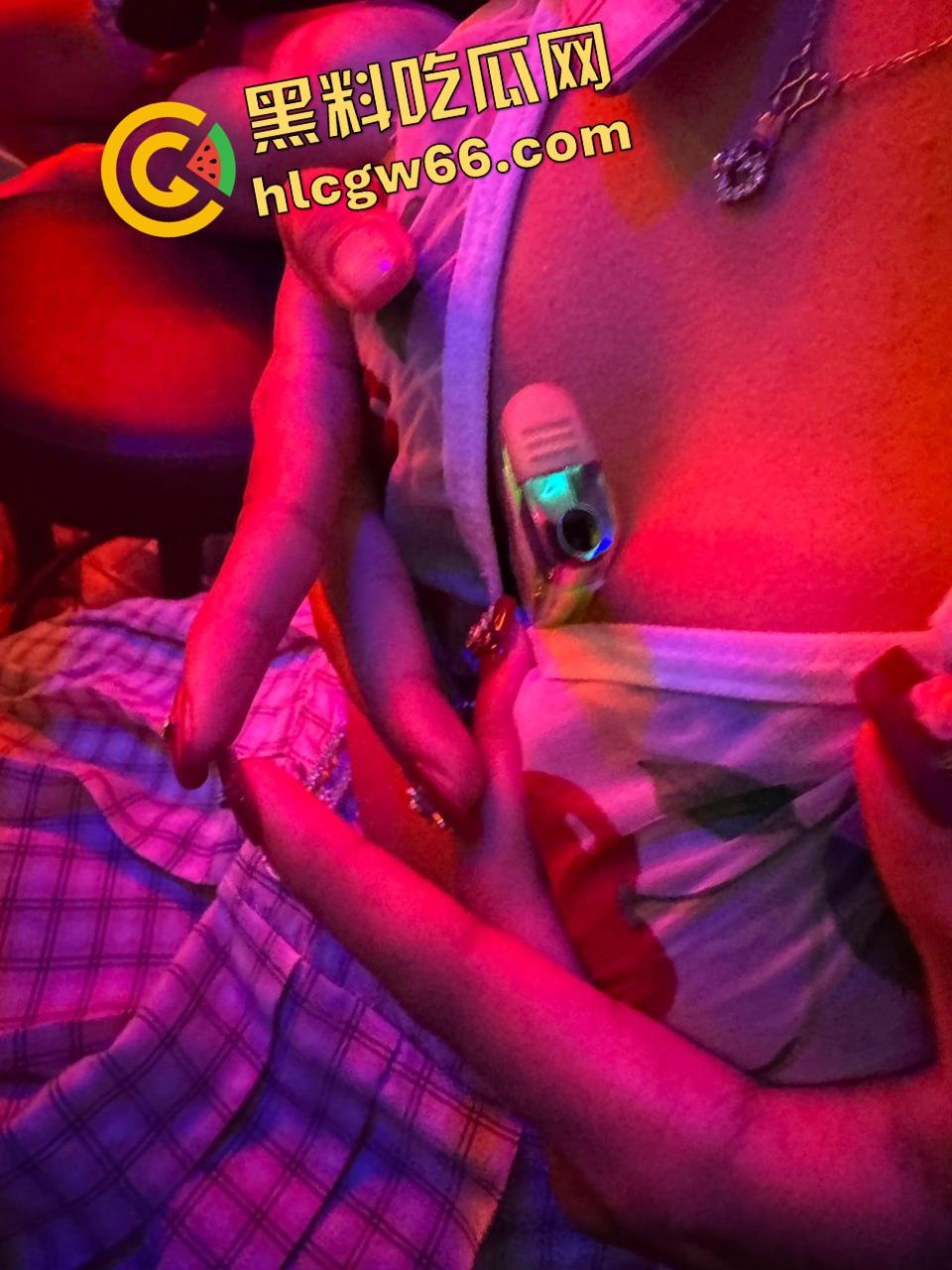 酒吧大奶实测夹火机，奶大不一定真牛，谁夹得住谁才配上床，不夹火机的别给我约！-13