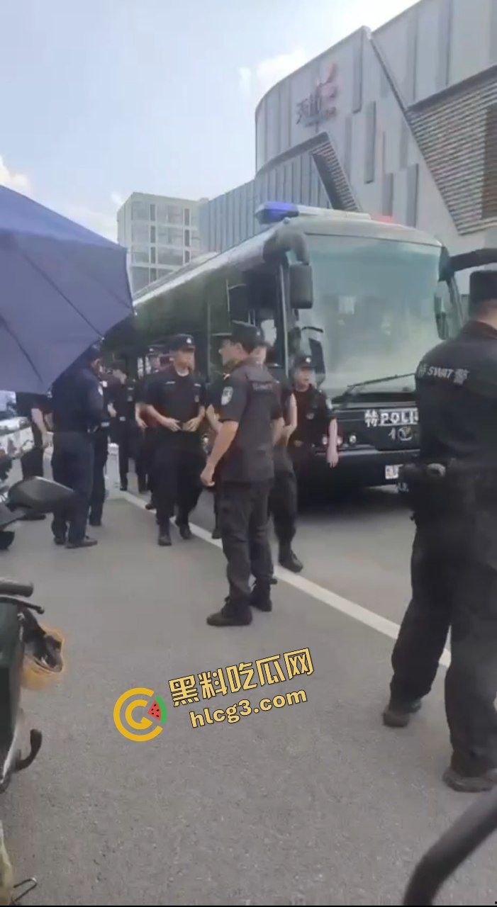 杭州西溪世纪中心 兼职女大学生外卖员踩到围栏 被保安拔钥匙罚款200 女学生下跪求放过 引来余杭全部外卖员鸣不平！-15