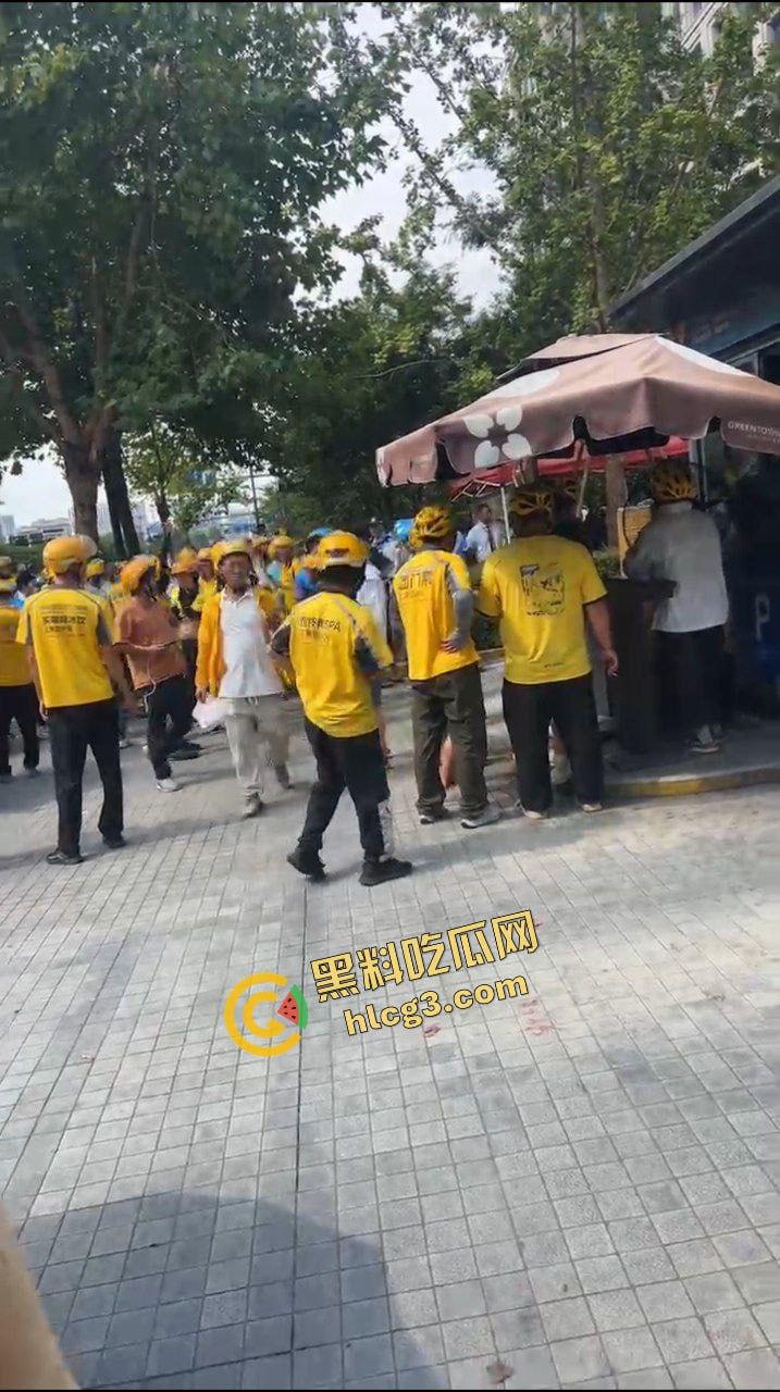 杭州西溪世纪中心 兼职女大学生外卖员踩到围栏 被保安拔钥匙罚款200 女学生下跪求放过 引来余杭全部外卖员鸣不平！-17