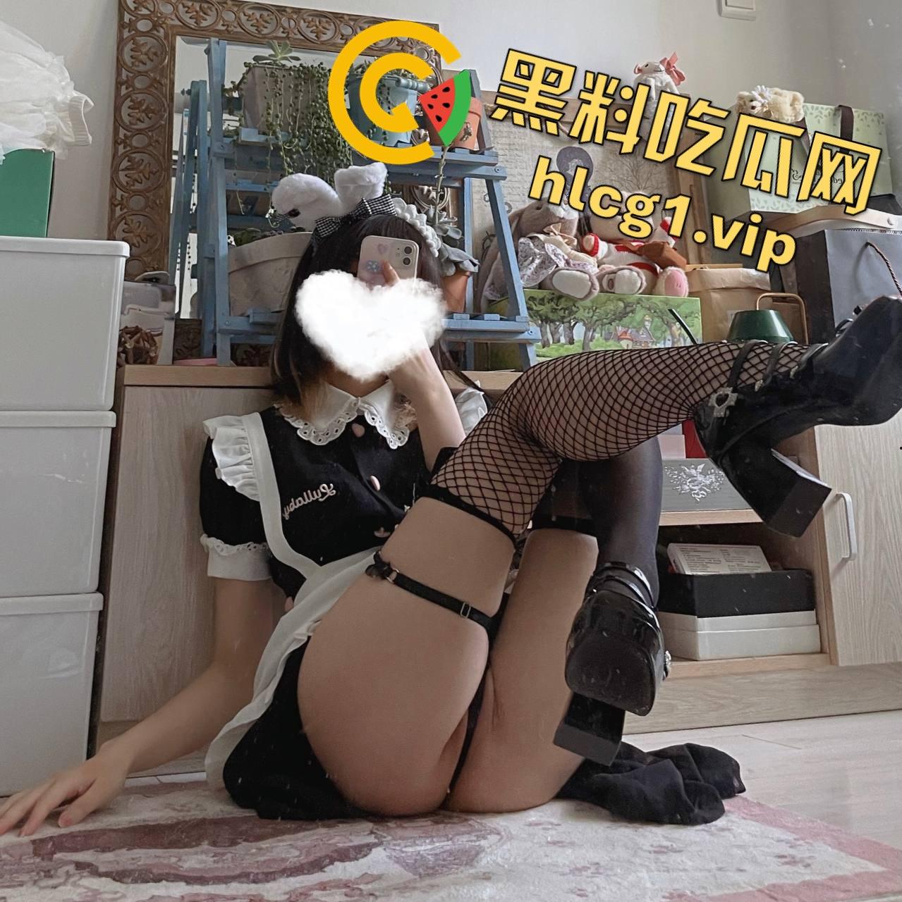 孙一藩真是个反差婊！表面人模狗样，背地里却骚到流水，JK制服卖肉卖逼一应俱全！-8