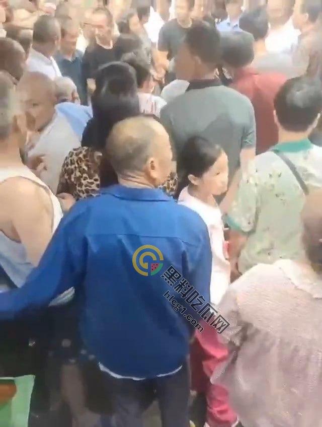 自贡富顺县板桥镇，为100元两混混大打出手，冲突升级拔刀相向，惨烈斗殴致一人丧命！-2