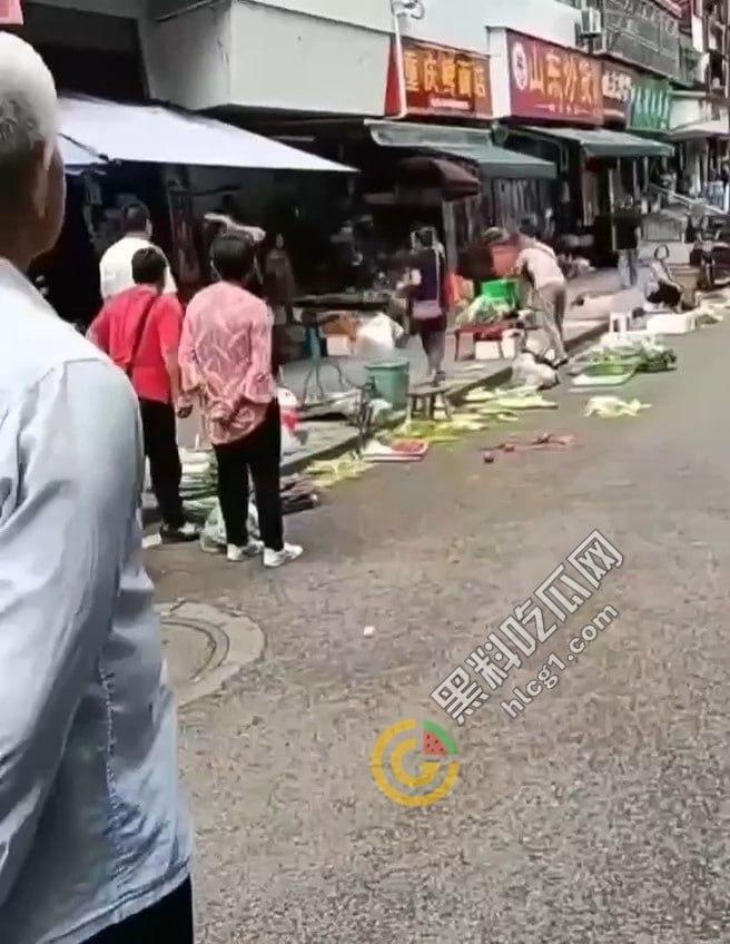 自贡富顺县板桥镇，为100元两混混大打出手，冲突升级拔刀相向，惨烈斗殴致一人丧命！-4