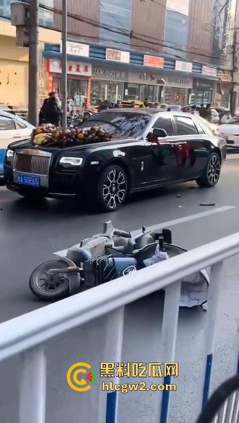 甘肃兰州豪车婚礼翻车 劳斯莱斯婚车队撞成车祸现场 这婚礼是真特么终身难忘！-1