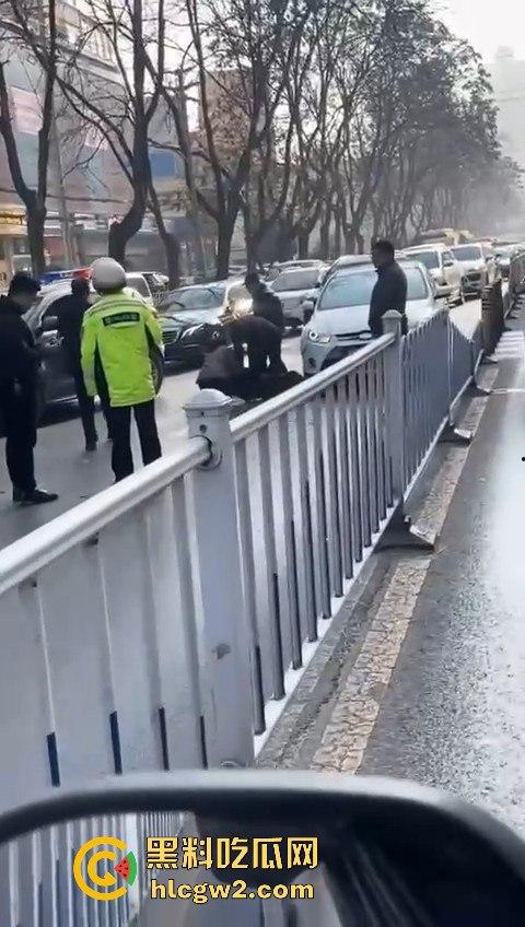 甘肃兰州豪车婚礼翻车 劳斯莱斯婚车队撞成车祸现场 这婚礼是真特么终身难忘！-8