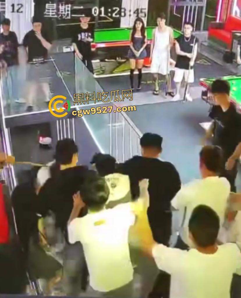 云南台球室血腥斗殴！黑衣男怒召兄弟暴揍一人，台球杆打头断裂，老板说打坏你们五五分！-3