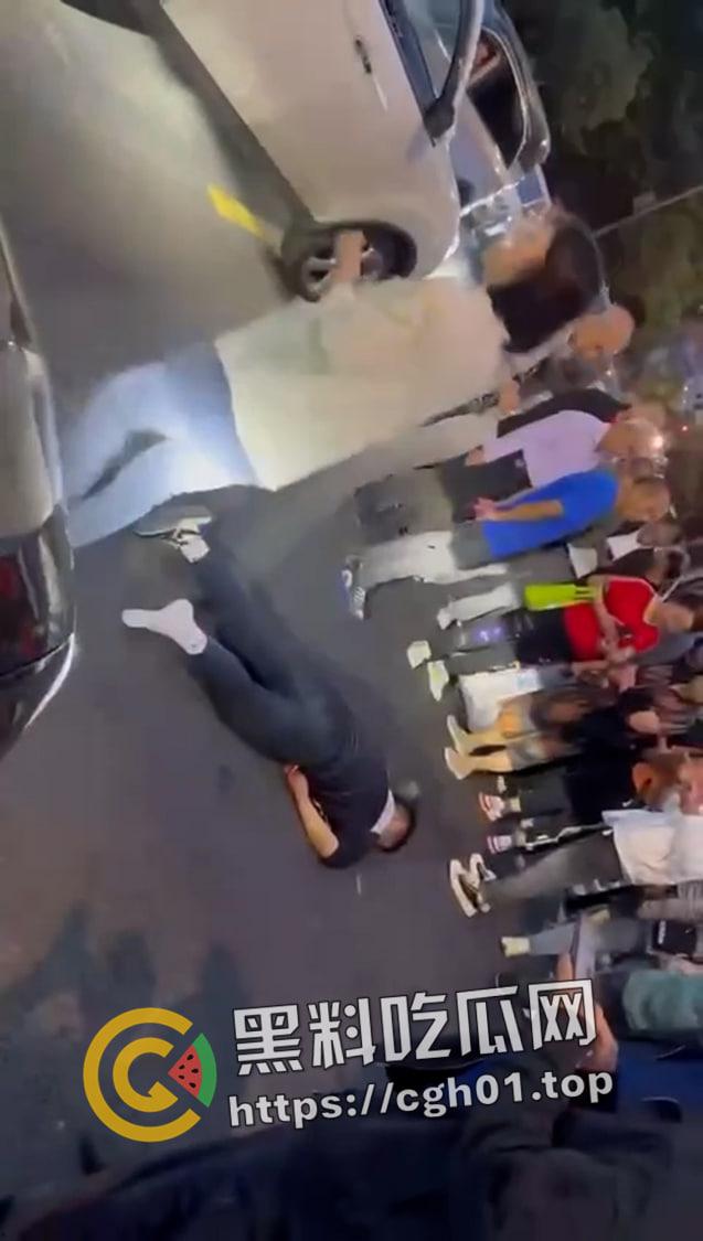 昆山龙哥在世!司机吐痰到路人身上还嚣张骂人 被路人拿起西瓜刀砍死 现场血腥画面流出-7