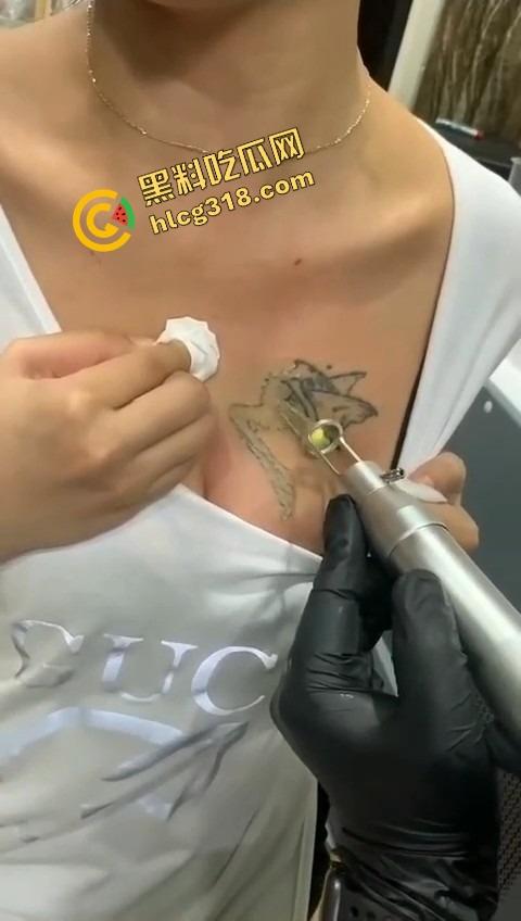 纹的时候笑得像疯子，洗的时候哭得像狗，精神小妹胸口洗纹身，找到接盘侠就开始洗过往了？-9