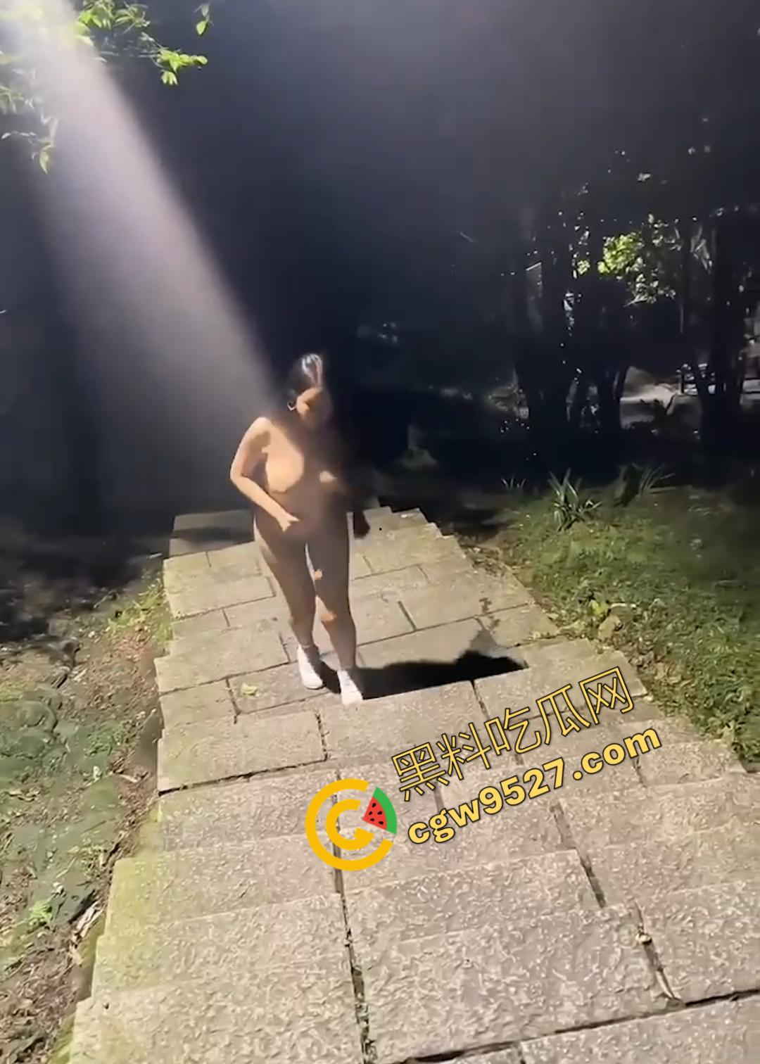 郑州辣妈刘晓丹的公园暴露之旅！娇妻沦为淫荡母狗爬行，小树林激情后入，刺激不断！-8