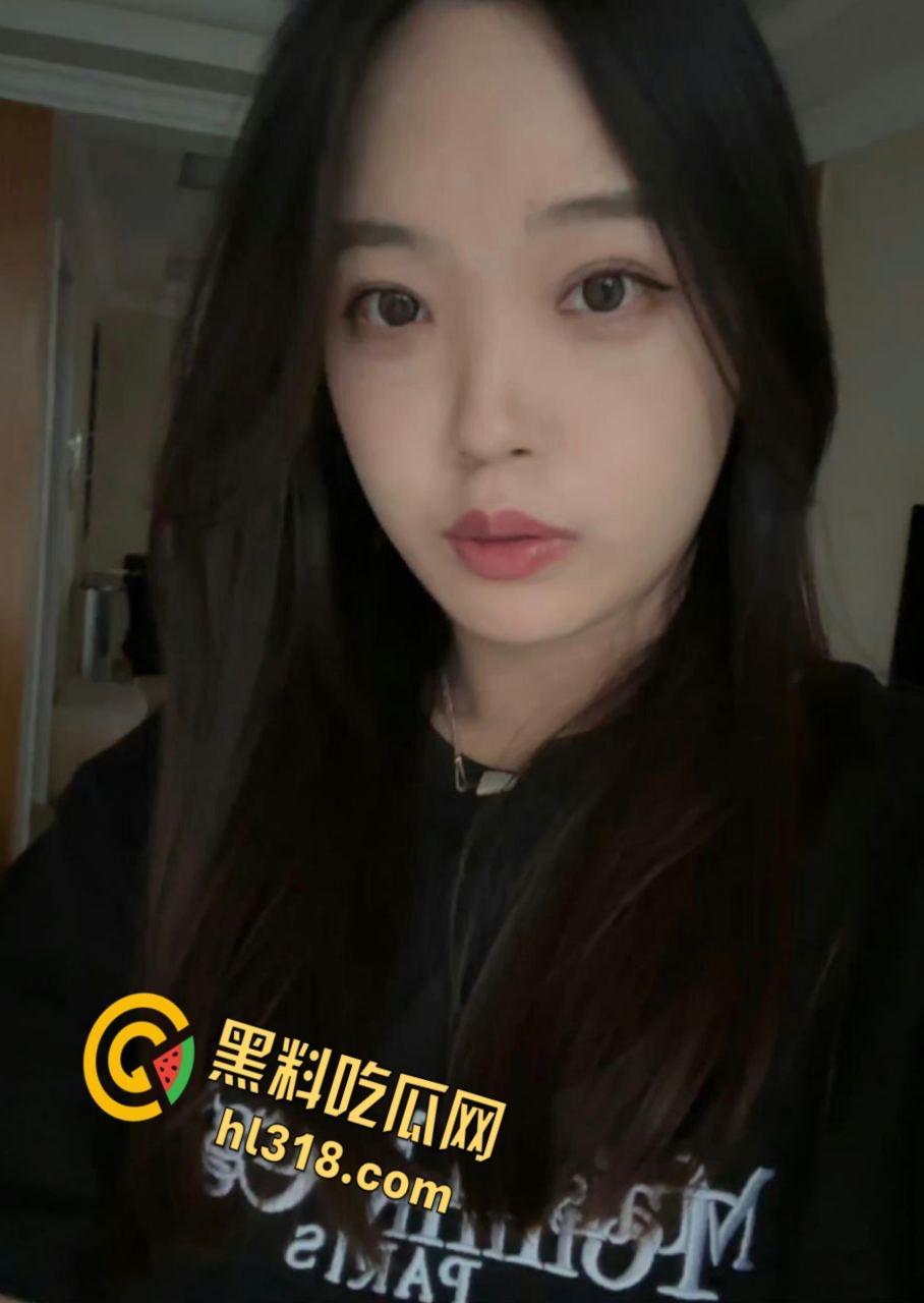 上海第二工业大学校花【张嘉懿】,靠p图美照骗男人上床,被大屌干过一次后恋恋不忘,主动发自慰视频求内射!-1