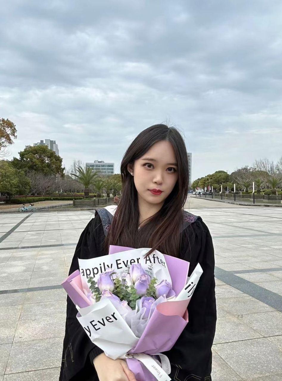 上海第二工业大学校花【张嘉懿】,靠p图美照骗男人上床,被大屌干过一次后恋恋不忘,主动发自慰视频求内射!-4