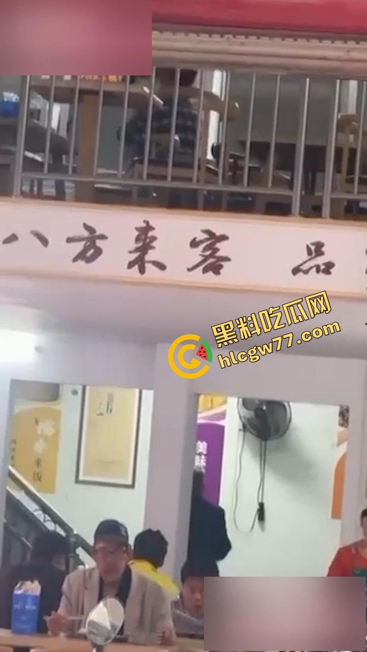 广西河池八方来客饭店，精神小伙精神小妹二楼狂演观音坐莲，裤子一脱开操，楼下食客全看傻了！-7