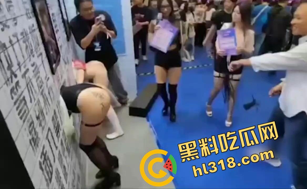 台湾成人show疯了,母狗字样真敢写,美女一排排屁股挂墙随便抽,交钱就能爽一把!-6