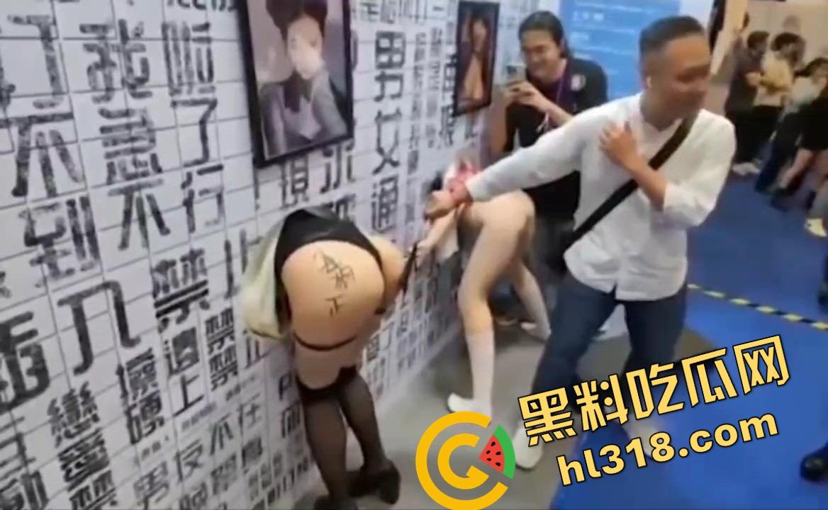 台湾成人show疯了,母狗字样真敢写,美女一排排屁股挂墙随便抽,交钱就能爽一把!-8