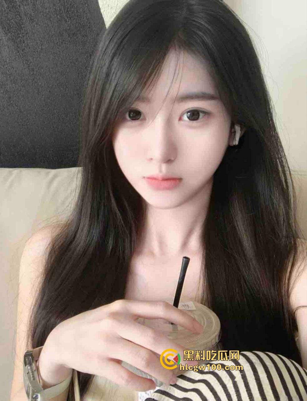 安徽美院【金婉婷】带闺蜜组队找干爹调教，皮鞭伺候拜金女的屁股被抽得像逼一样红，场面骚到不行！-6