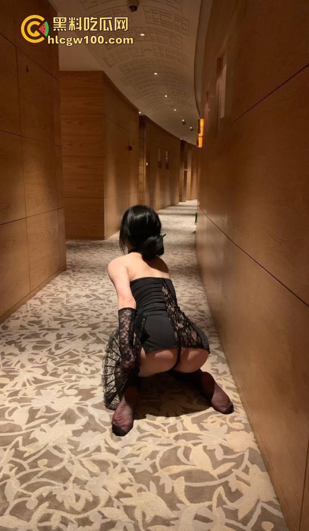 德州学院校花『谢子涵』性爱泄密，嫩穴水润被金主开发，楼道露出风油精滴穴3P后入打桩爽到天灵盖！-6