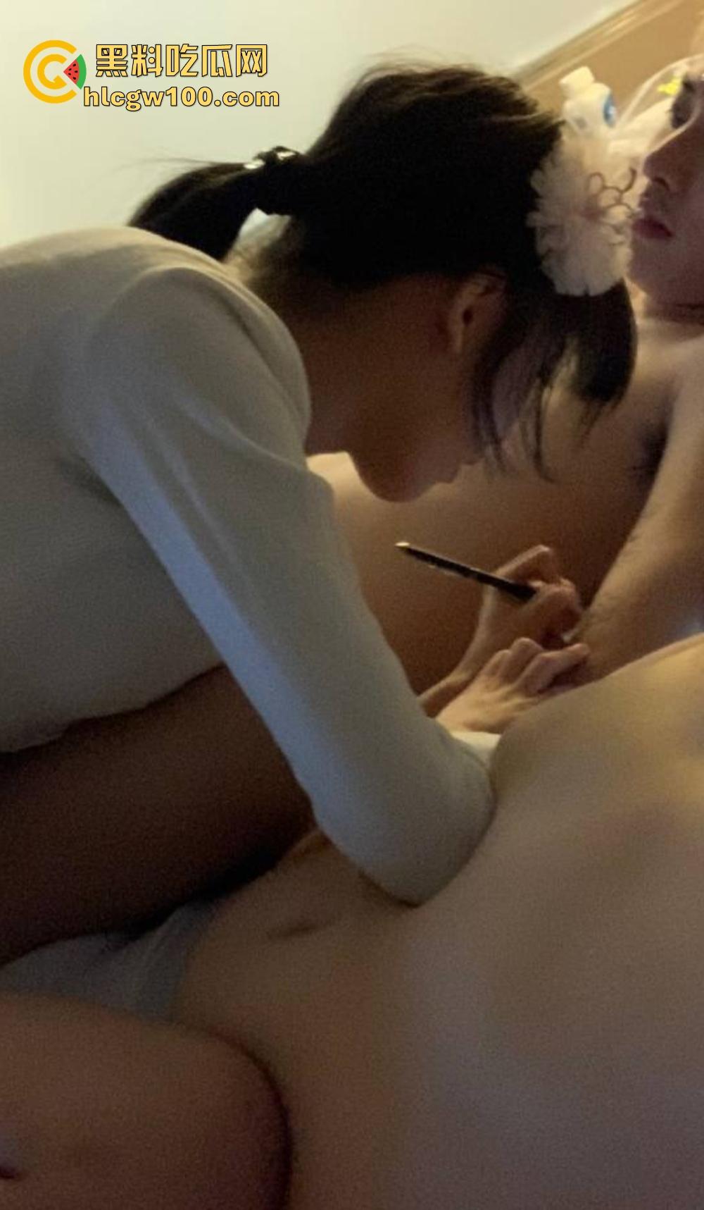 德州学院校花『谢子涵』性爱泄密，嫩穴水润被金主开发，楼道露出风油精滴穴3P后入打桩爽到天灵盖！-17