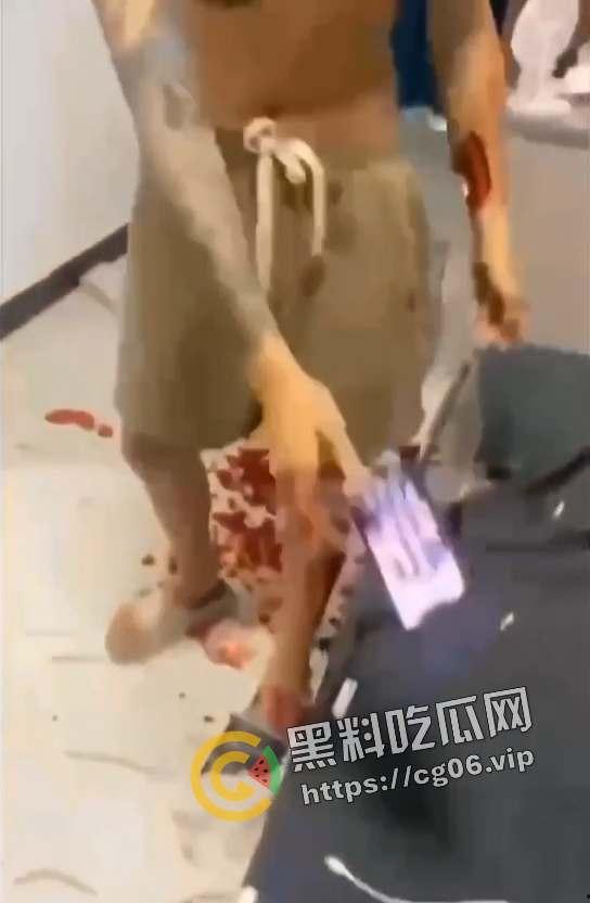 漳州精神小伙偷吃大哥女人被抓住 手被砍断不让走 任由血流下来 现场视频流出 这就是大哥的实力吗-7