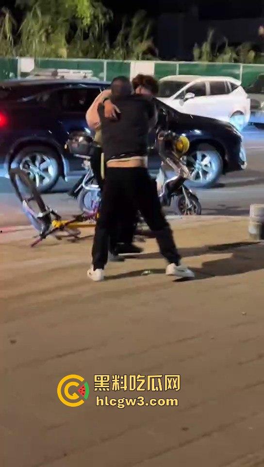 福州酒懵子喝酒喝得发疯，怼孩子当出气筒，要是孩子有刀估计当天就直接火化-3