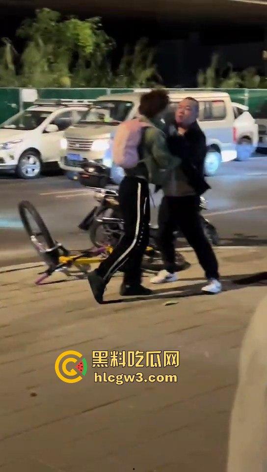 福州酒懵子喝酒喝得发疯，怼孩子当出气筒，要是孩子有刀估计当天就直接火化-6