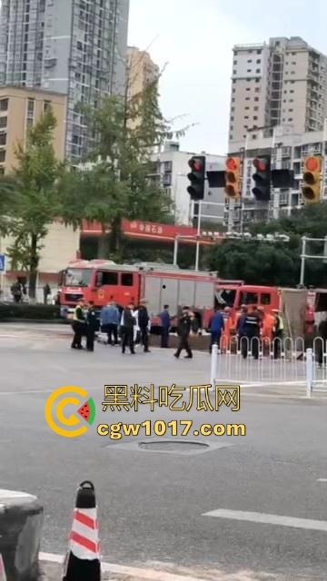 重庆巴南李家坨恒大城发生严重车祸,渣土车碰外卖小电驴,一个侧翻 将旁边的外卖小哥埋压致死,这真是鸡蛋碰石头,死无全尸啊!-1