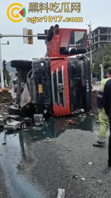 重庆巴南李家坨恒大城发生严重车祸,渣土车碰外卖小电驴,一个侧翻 将旁边的外卖小哥埋压致死,这真是鸡蛋碰石头,死无全尸啊!-5