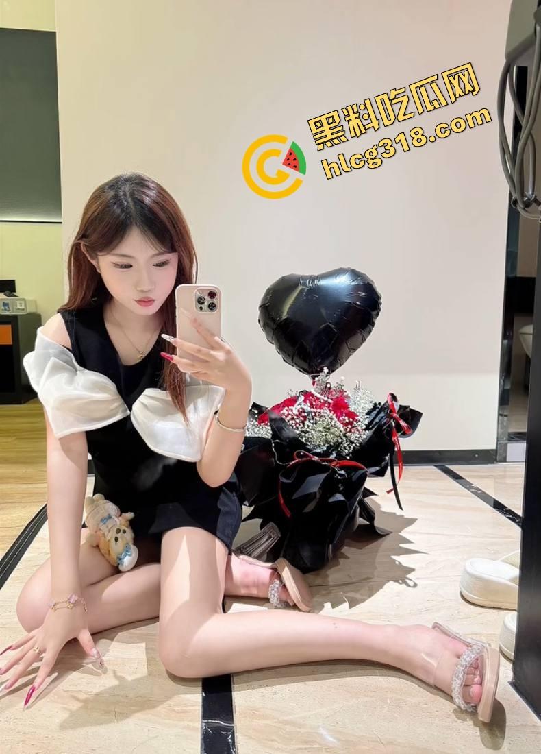 亲子互动会开成骚货会?老流氓家长装裤兜伸手偷吃桃子,女老师还点头微笑跟学生互动!-1