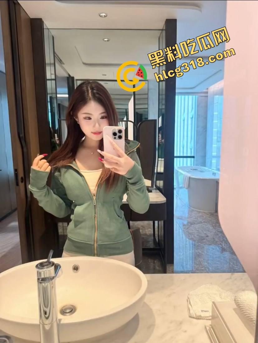 亲子互动会开成骚货会?老流氓家长装裤兜伸手偷吃桃子,女老师还点头微笑跟学生互动!-3