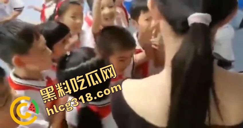 亲子互动会开成骚货会?老流氓家长装裤兜伸手偷吃桃子,女老师还点头微笑跟学生互动!-8