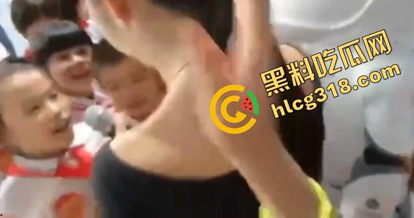 亲子互动会开成骚货会?老流氓家长装裤兜伸手偷吃桃子,女老师还点头微笑跟学生互动!-9