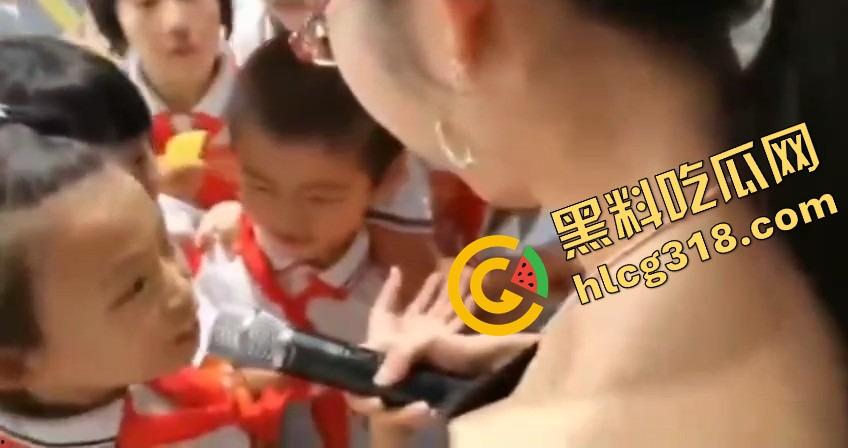亲子互动会开成骚货会?老流氓家长装裤兜伸手偷吃桃子,女老师还点头微笑跟学生互动!-10