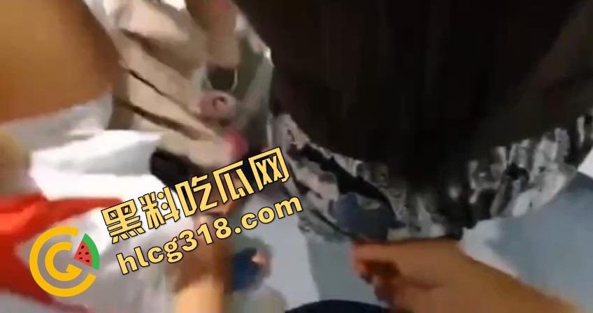 亲子互动会开成骚货会?老流氓家长装裤兜伸手偷吃桃子,女老师还点头微笑跟学生互动!-15
