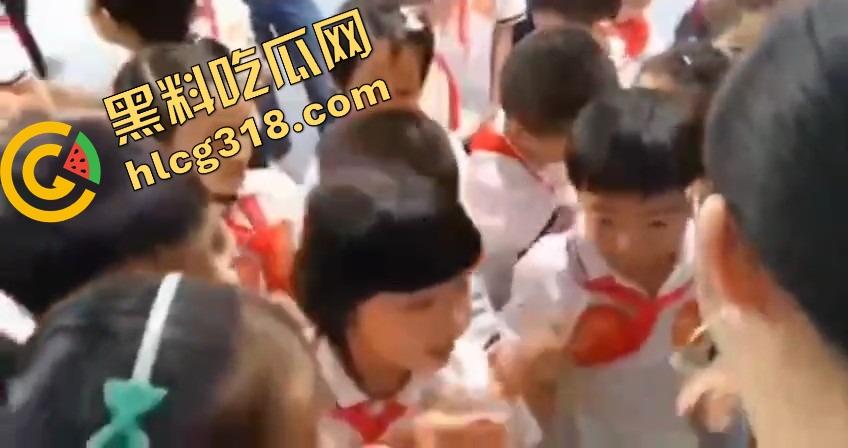 亲子互动会开成骚货会?老流氓家长装裤兜伸手偷吃桃子,女老师还点头微笑跟学生互动!-16