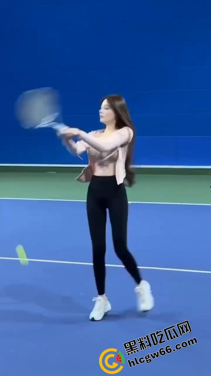 打球?不如看奶子起飞!这女的羽毛球打成奶震现场,胸甩得比球还凶,想让人冲上去抓两把!-4