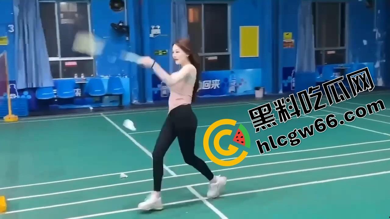 打球?不如看奶子起飞!这女的羽毛球打成奶震现场,胸甩得比球还凶,想让人冲上去抓两把!-11