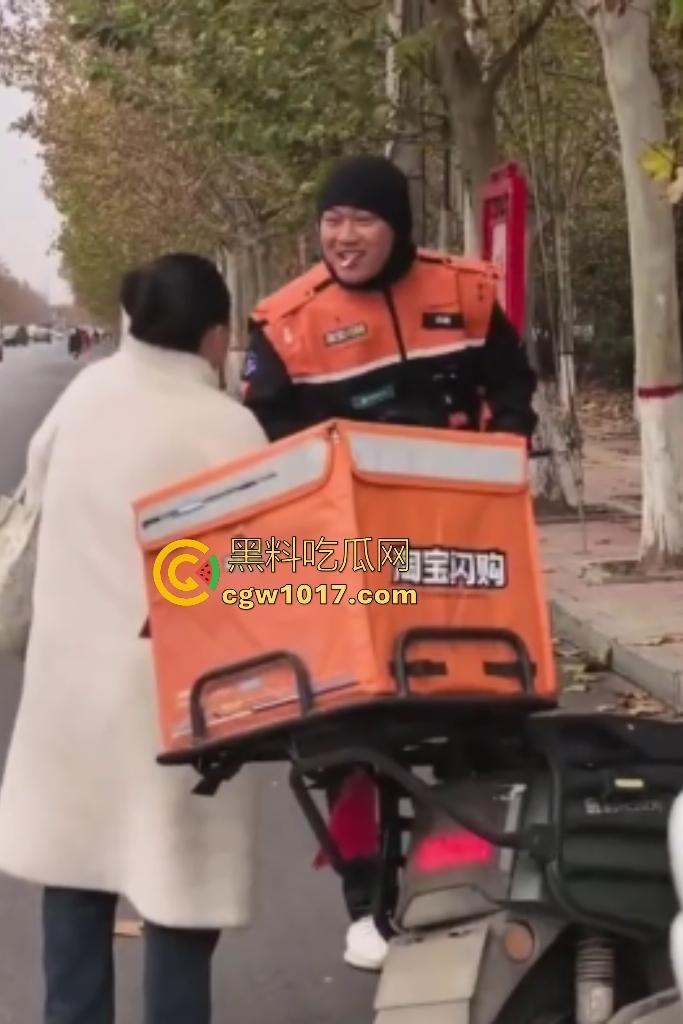老八婆偷外卖被抓现行，语出惊人耍赖对着镜头吼“外卖小哥看上我了，相中我B贵不贵”，外卖小哥带着面罩都觉得羞耻！-3